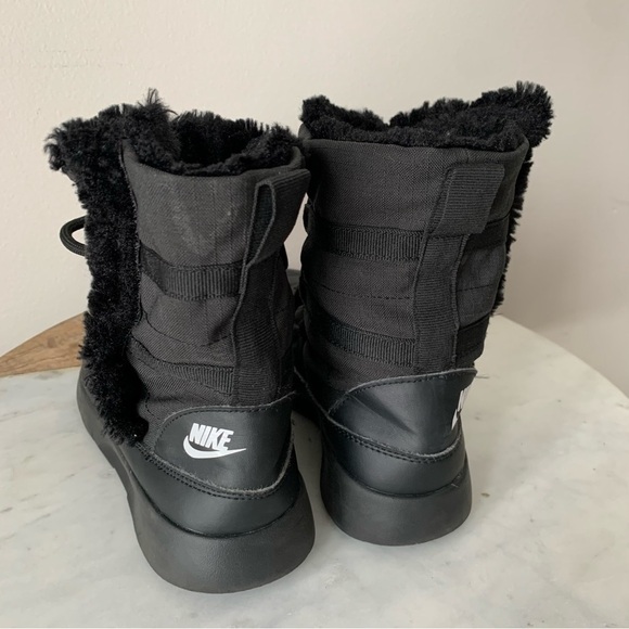 NIKE Venture GS Black White Girls Winter Boots size 2Y - Picture 2 of 13